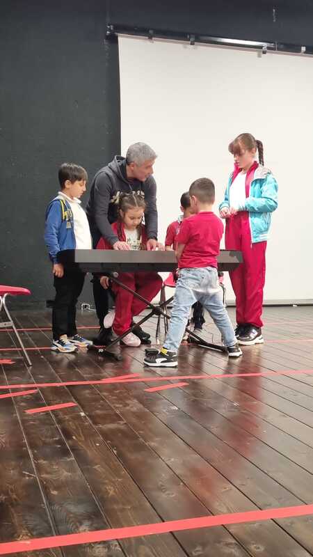 <h1>Esercitazione alla tastiera</h1>
Momento in cui l’esperto mostra e spiega ai minori la riproduzione delle note sulla tastiera