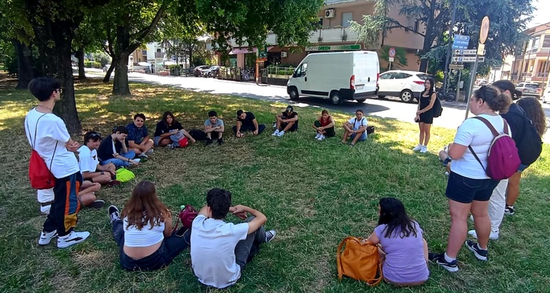 <h1>Il cerchio</h1>
Il momento del cerchio è una parte significativa della conclusione delle attività, perché all’interno di questo spazio avviene la rielaborazione dell’esperienza e la condivisione dei significati, personali e collettivi, emozionali ed interpretativi, ad essa attribuiti. 