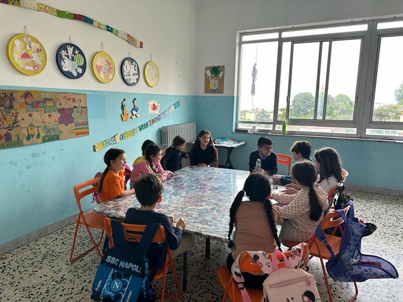 <h1>Parlamentino. Gruppo Calimero, 6-8 anni</h1>
Viene svolto una volta a settimana e spesso viene utilizzata, come setting, la stanza studio