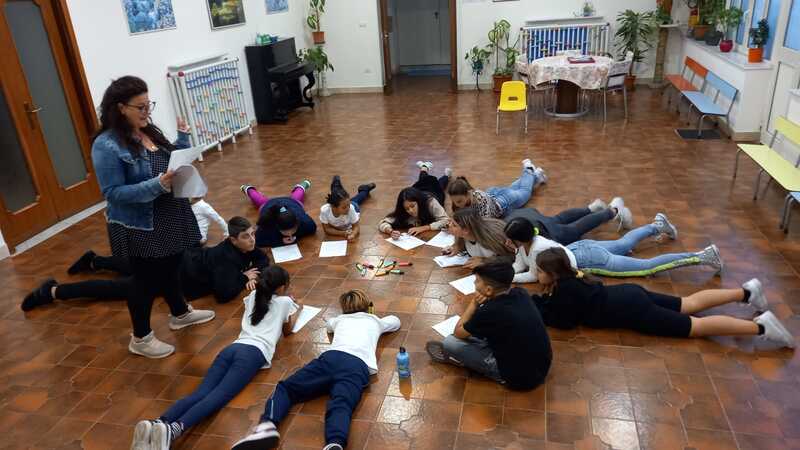 <h1>Conoscenza e percezione</h1>
I ragazzi collaborano alla realizzazione scritta delle proprie emozioni