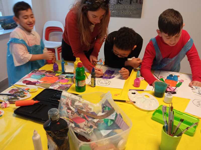 <h1>Elaborazione artistica dei personaggi</h1>
Attraverso tecnica acquerelli e collage