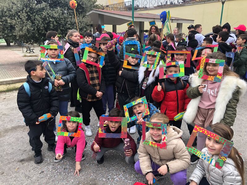 <h1>Partecipazione del gruppo Piedi Teneri (6-8 anni) alla sfilata di carnevale</h1>
I bambini hanno creato delle cornici-maschere per raffigurare concretamente il senso che loro stessi hanno attribuito al tema del carnevale; ovvero che ognuno di loro rappresenta un meraviglioso quadro senza un "titolo" definito.