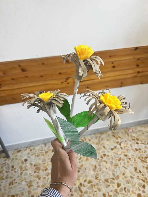 <h1>Decorazione floreale</h1>
Decorazione floreale realizzata con rotoli di carta igienica, avanzi di ritagli di feltro e cartoncini e fogli di giornale