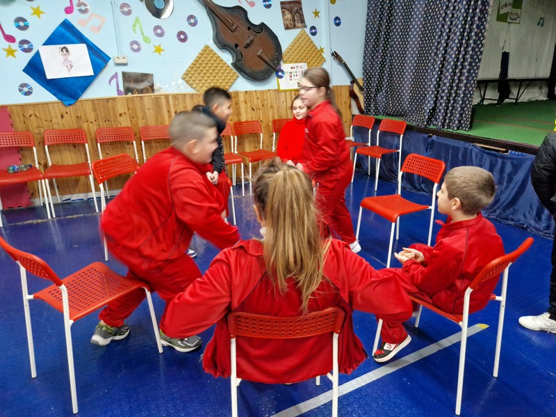 <h1>Azione</h1>
I partecipanti si scambiano di posto a seguito del messaggio visivo