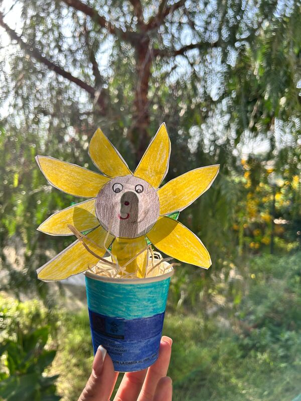 <h1>Vaso di girasole</h1>
Vaso di girasole realizzato con il riutilizzo di un bicchiere, bastoncino di gelato e avanzi di cartoncino