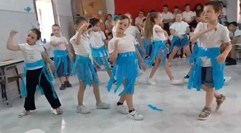 <h1>Il balletto</h1>
I bambini ballano sulle note di "Nel mare blu"