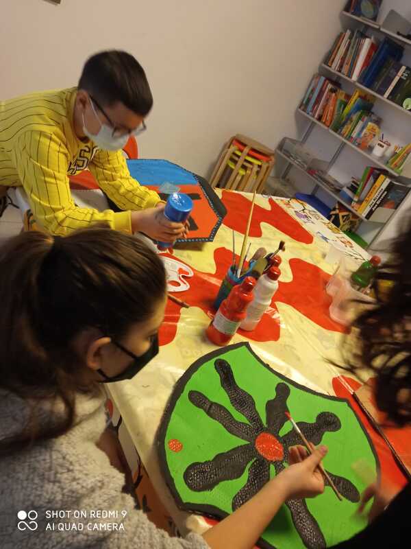 Divertirsi provando soddisfazione nel "fare": costruiamo le spade e gli scudi