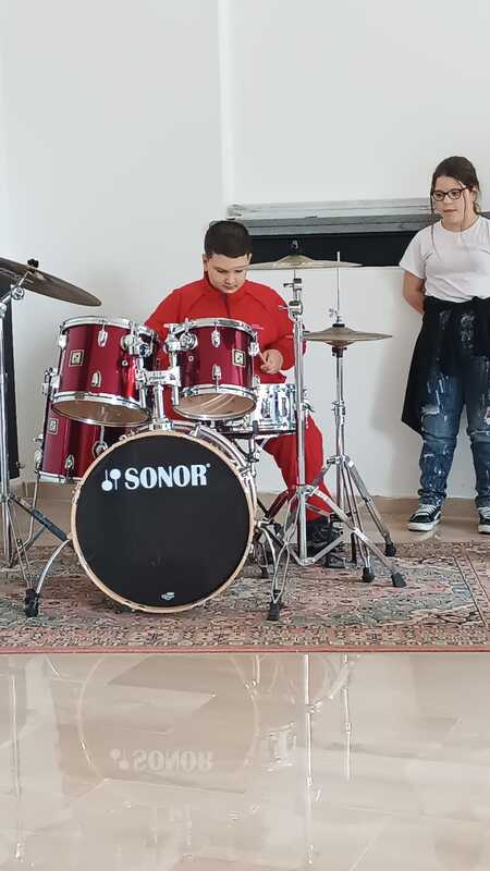 <h1>Esercitazione alla batteria</h1>
Riproduzione di una parte di brano, autonomamente