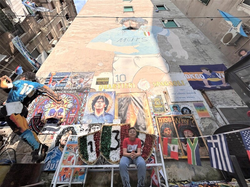 <h1>Via Toledo e Quartieri Spagnoli</h1>
Il passato e....