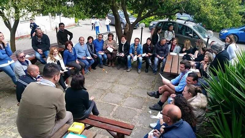 <h1>Accoglienza gruppi genitori</h1>
Questa foto ritrae il primo incontro avvenuto nella parrocchia SS AA Pietro e Paolo il 1/2/23; qui gli operatori hanno spiegato obiettivi e motivazioni del percorso che iniziava e hanno lanciato un Brain storming sulle aspettative e sulla tematica “Affettività”